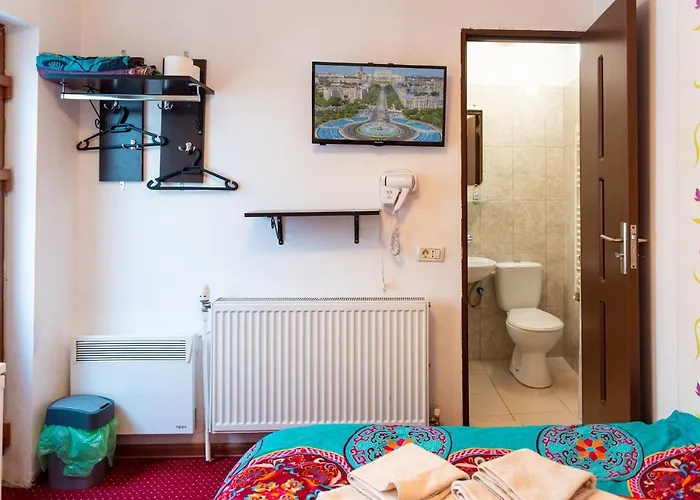 Center Walk And بيت ضيافة بوخارست